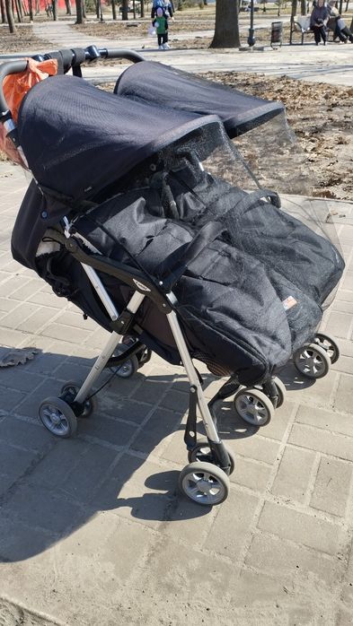 Прогулянковий візочок для двійні