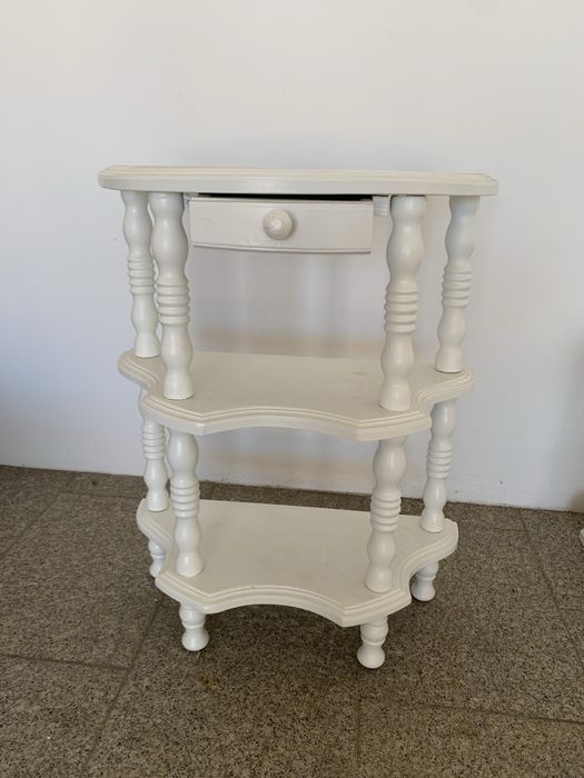 Mesa de apoio restourada apouco bom estado