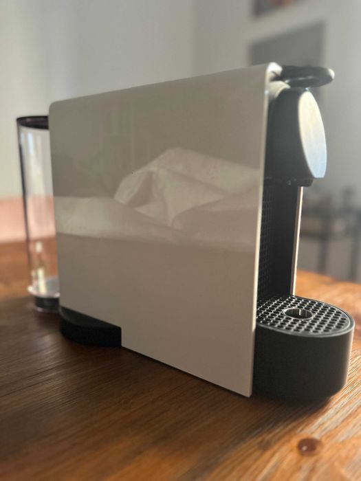 Máquina de Café Essenza Branco + Batedor de Leite Nespresso Aeroccino