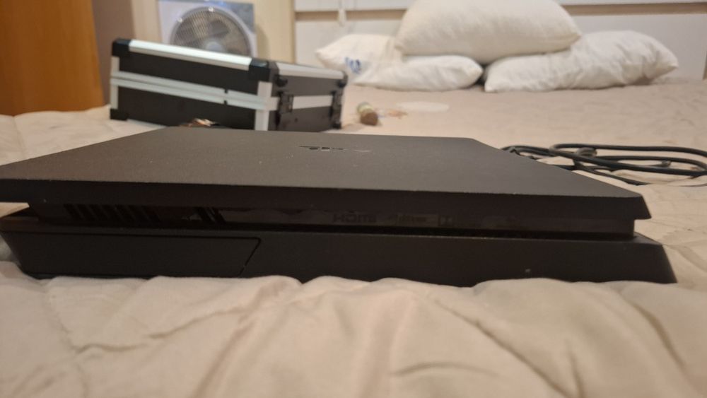 PS4 com cabo HDMI e alimentado e jogos dcs incluídos