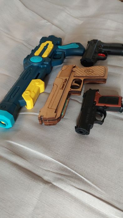 Игрушечный пистолет