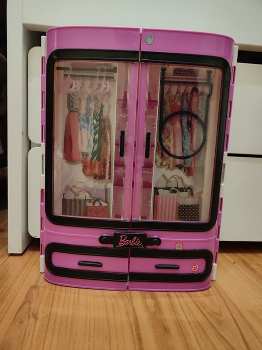 Szafa na ubrania dla Barbie i 4 lalki