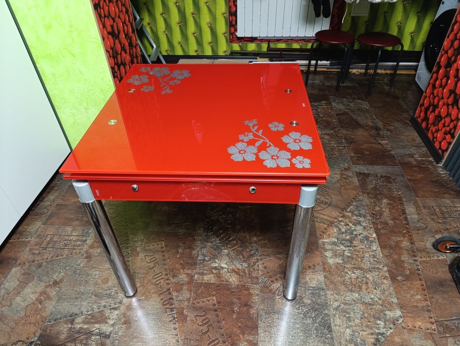 Стол с комплектом стульев