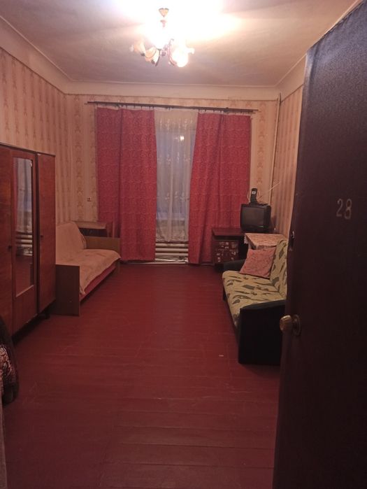 Продається велика світла кімната в затишному  гуртожитку