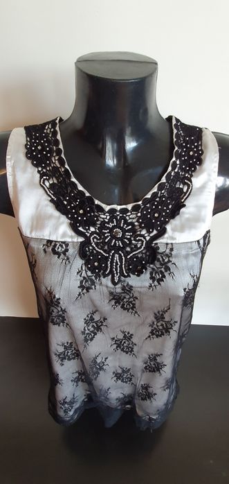 Czarny top Internacionale z koronką i koralikami.