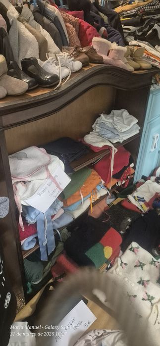 Cómoda / Escrivaninha. com 2 gavetas e 3 gavetões