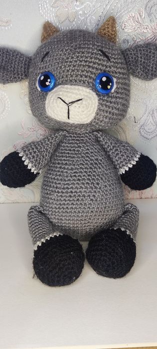 В’язаний козлик ручної роботи — милий друг для обіймів