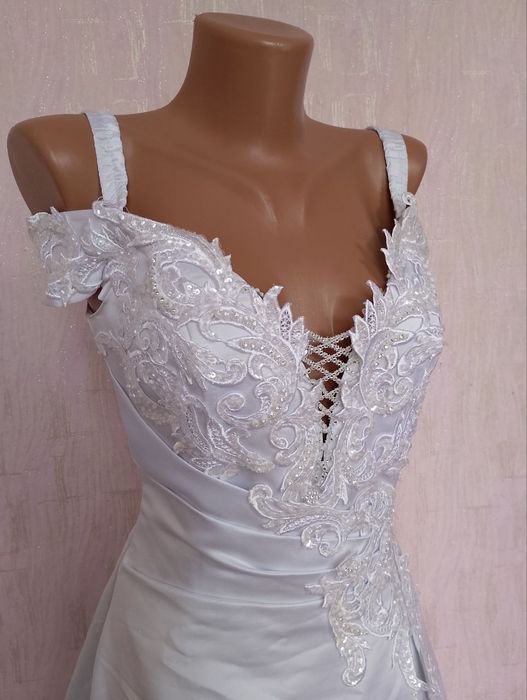 Шикарна Весільна сукня. Атласна з бісером