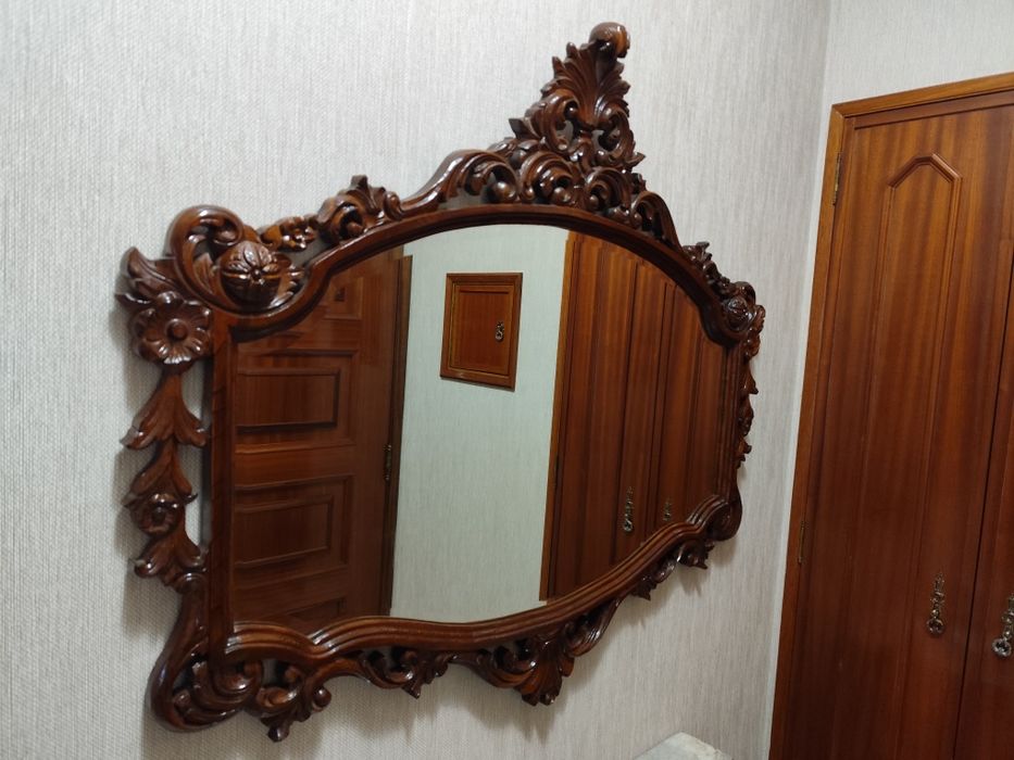 Conjunto Clássico Completo – Cómoda + Espelho + Mesa de Apoio