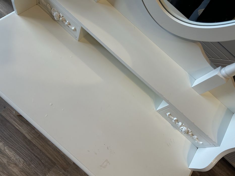 Toaletka biala z krzeselkiem