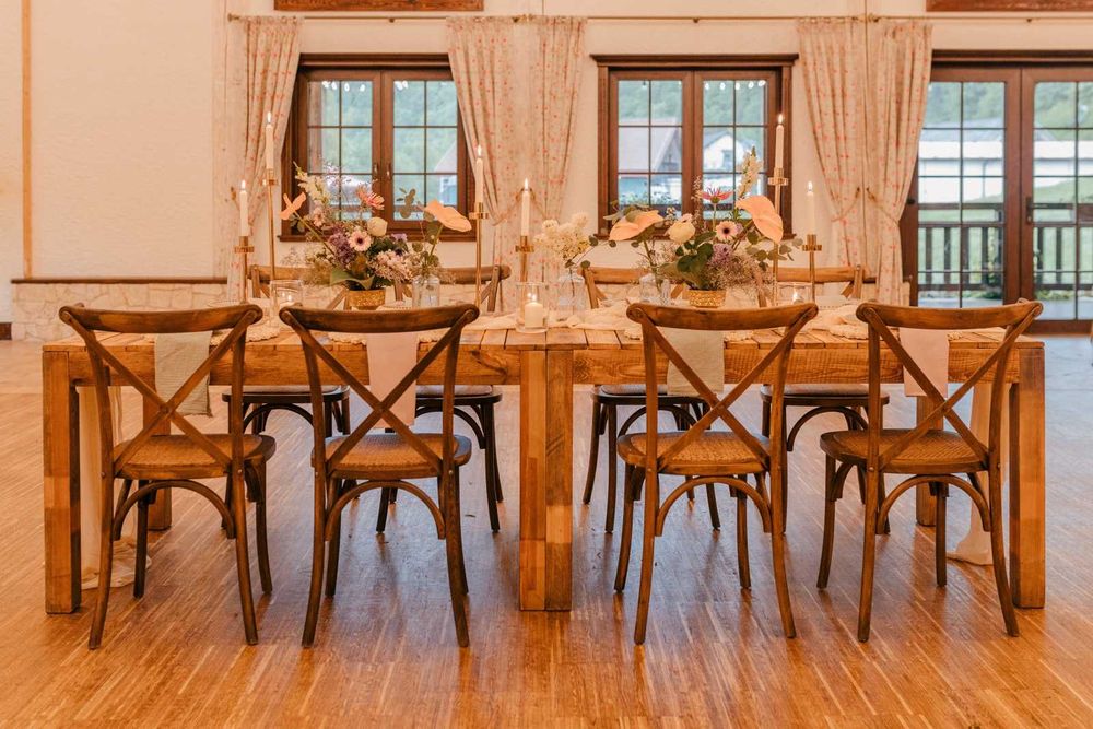 Wynajem krzeseł na wesele, krzesła weselne Boho rustykalne, drewniane