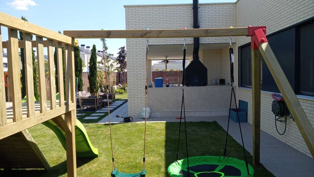 Playground casa varanda baloiço escorrega bomberos. Instalado