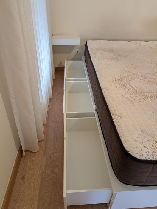 Cama de casal com arrumação