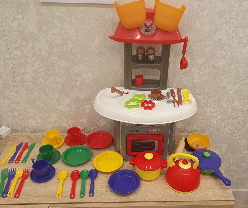 Детская кухня с посудкой