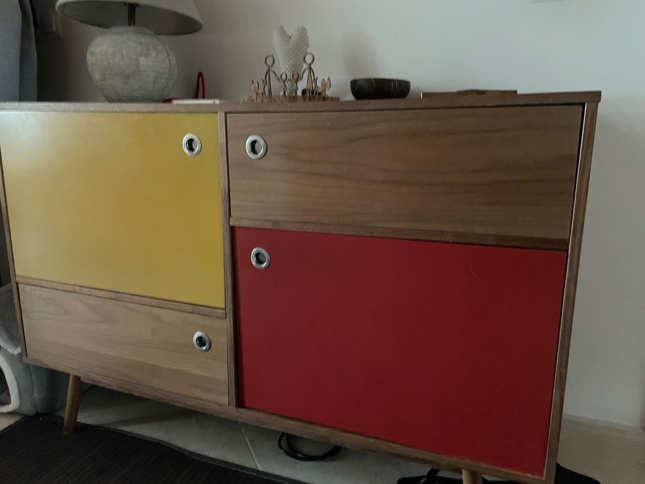 Aparador madeira e portas amarela e vermelha