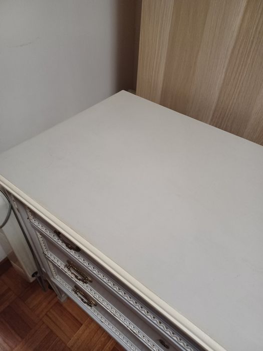 Comoda maciça e lacada