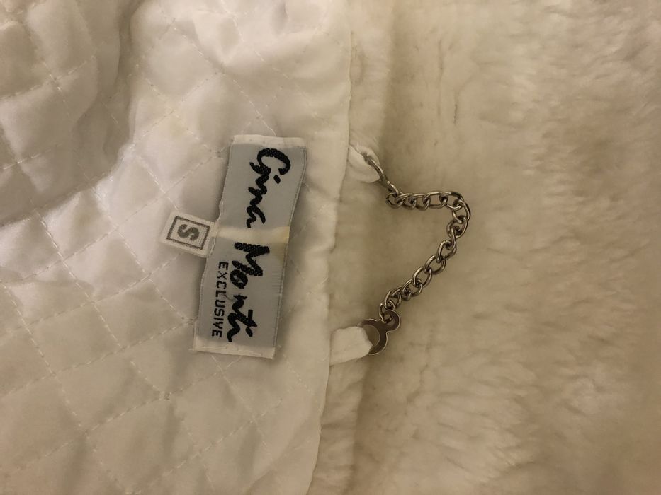 Полушубок білого кольору