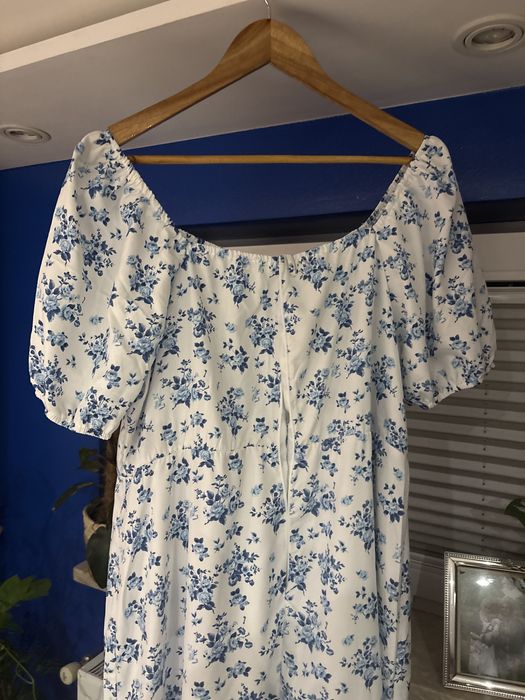 Sukienka zwiewna taliowana midi z bufiastymi rekawkami z gumeczkami