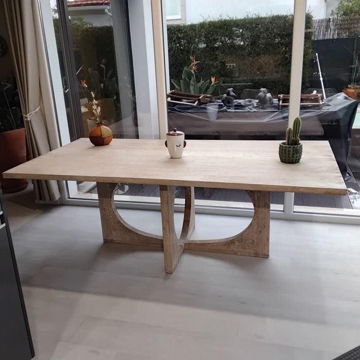 Mesa de design em madeira natural