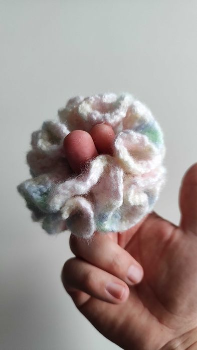 Szydełkowana pastelowa scrunchie | gumka do włosów