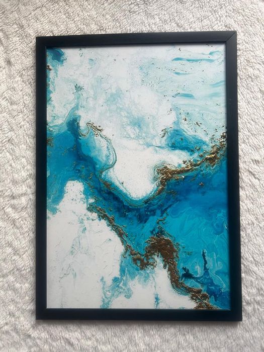 Zestaw trzech obrazów na ścianę w czarnej ramie, abstrakcja, marmur