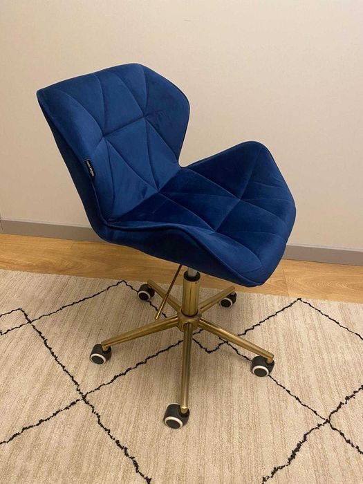 Fotel biurowy welurowy granatowy obrotowy – złota podstawa glamour