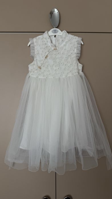Святкова біла сукня з фатином
