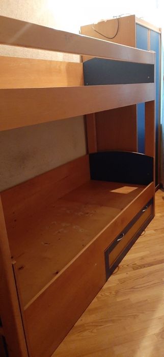 Двухярусная кровать с этажеркой для книг и Шкаф