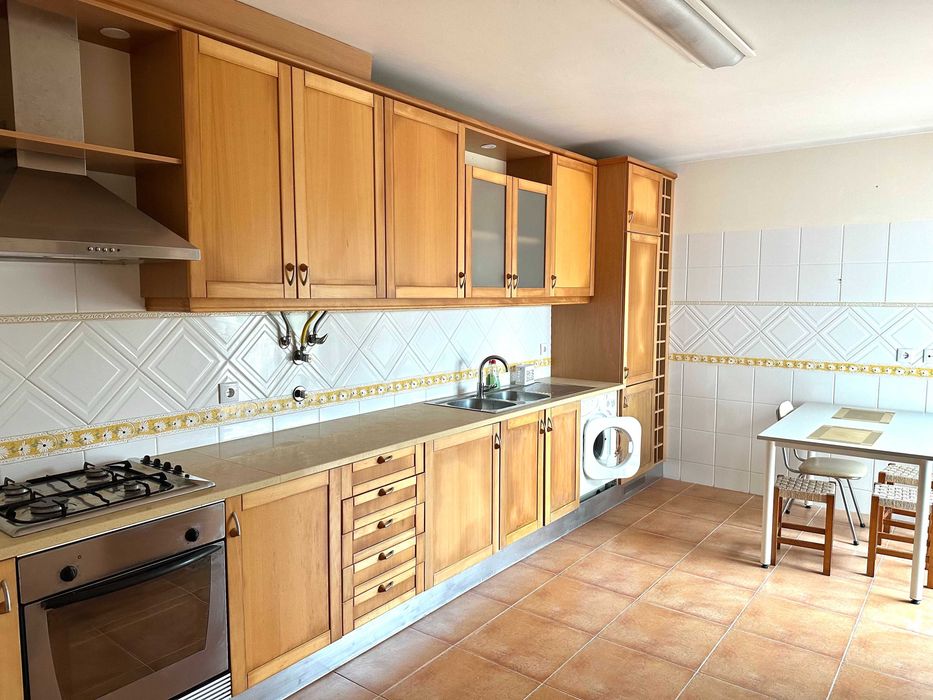 Grandes áreas/remodelado em condomínio Fechado com Garagem