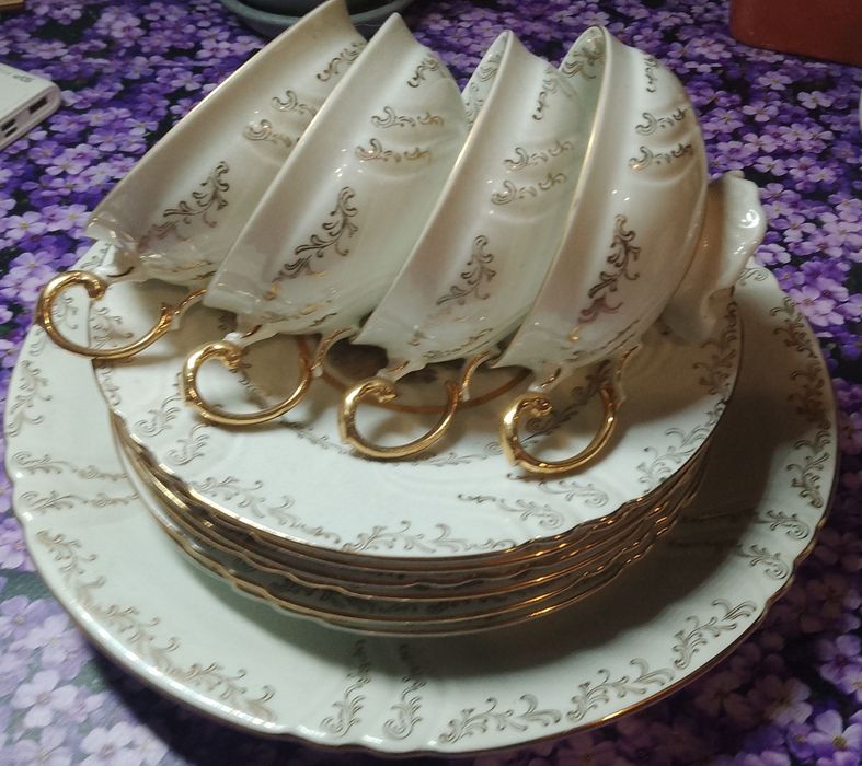 Продам чайную тройку фарфор Германия мадонна volkstedt