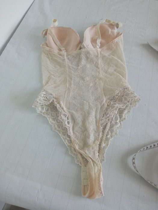 Piękne seksowne body koronkowe r 80B