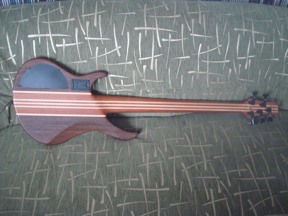 Продам бас-гитару 5-струнную