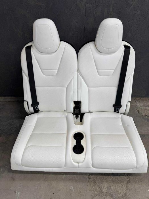 Сидіння третього ряду на Tesla X