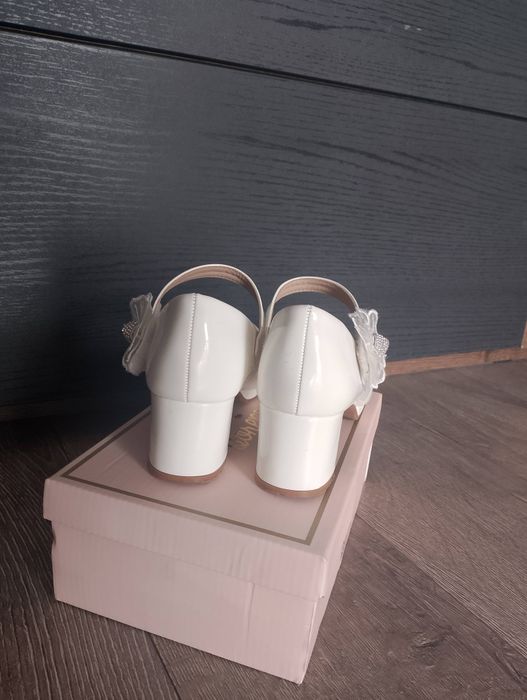 Buty białe komunijne z kwiatem
