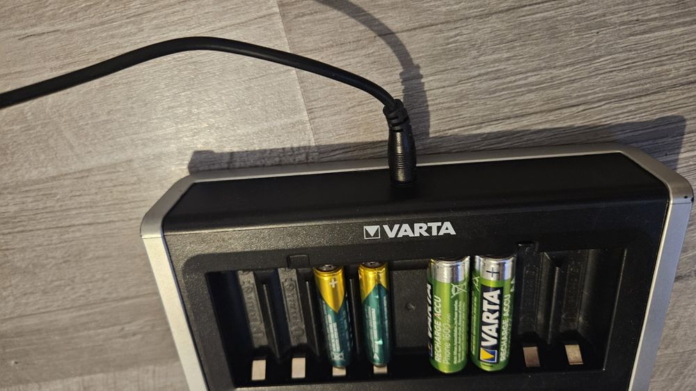 ШВИДКА! Зарядка Varta LCD Multi Charger 8 слотів AA/AAA + USB гаджети