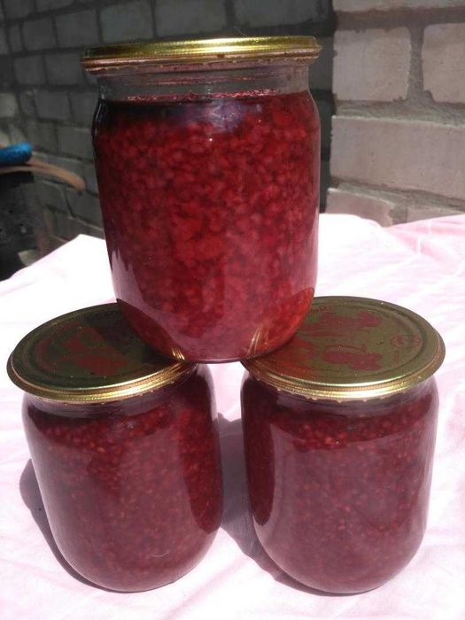 Консервация: огурцы, салат, варенье, яблочный сок