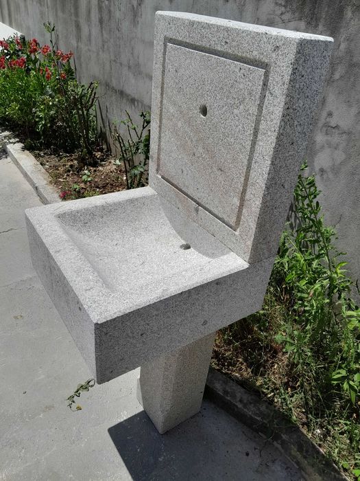 Fontanário em granito ,modelo linhas modernas