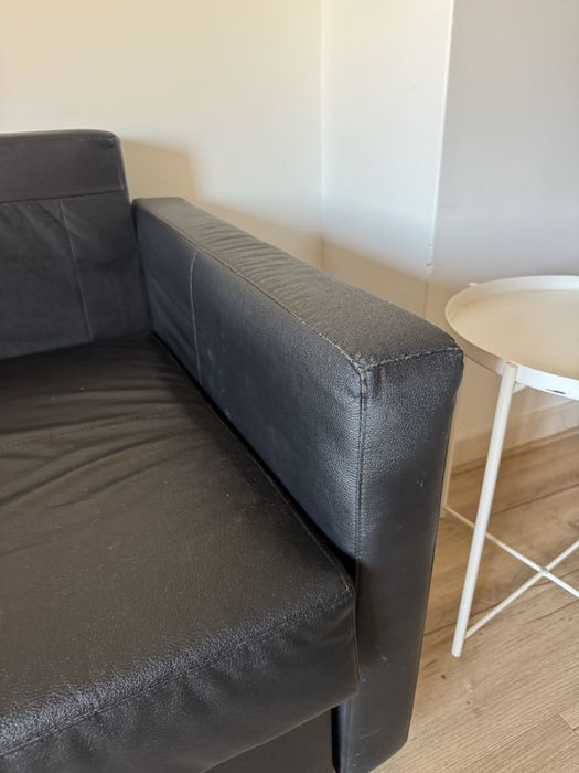 Sofá-cama preto, de pele