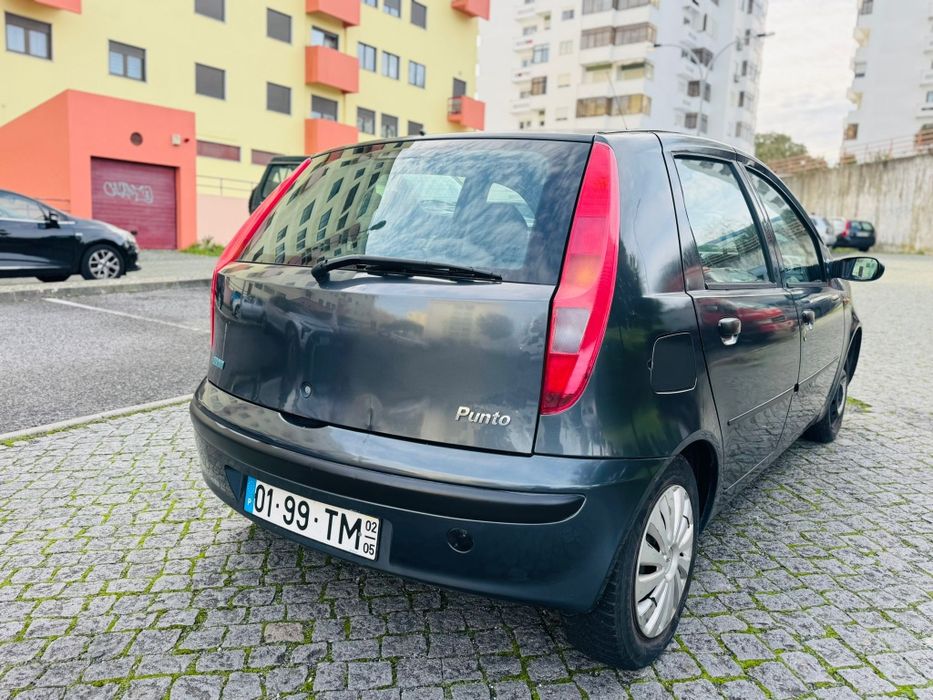 Fiat punto 1.2  gasolina ano 2002 em bom estado geral.