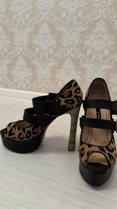 Босоніжки шкіряні, прям дуже стильові