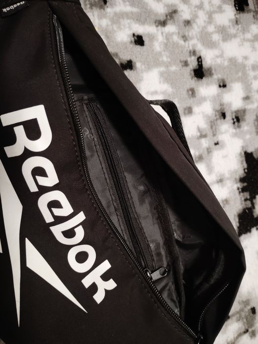Nerka Reebok  używana parę razy ma  2 małe plamy