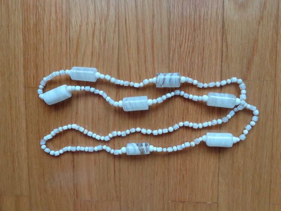 Colar de vidro branco