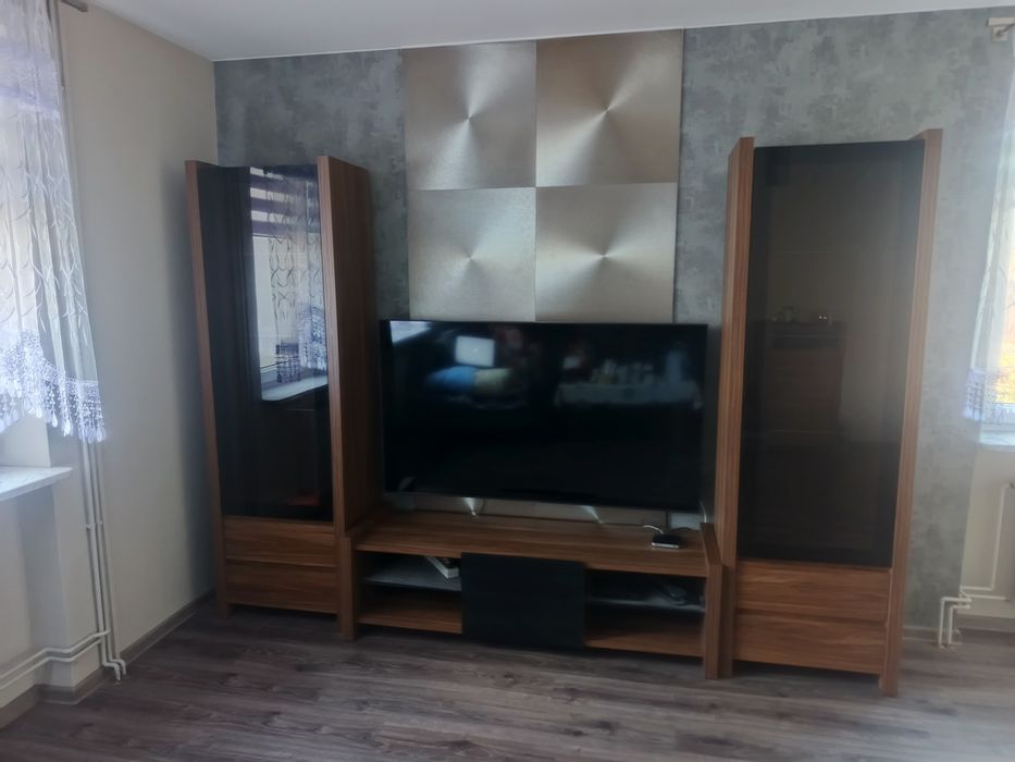 Zestaw mebli VENOM BRW – 2 witryny podświetlane, szafka RTV, komoda –