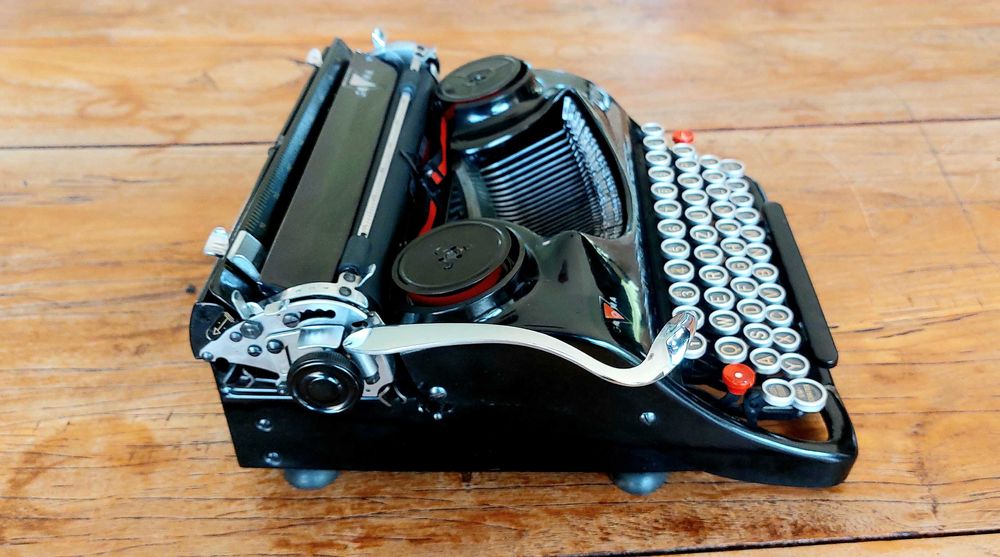 Maszyna do pisania z runą SS - IIWŚ,unikat, w pełni sprawna.