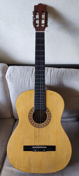 Guitarra clássica em bom estado