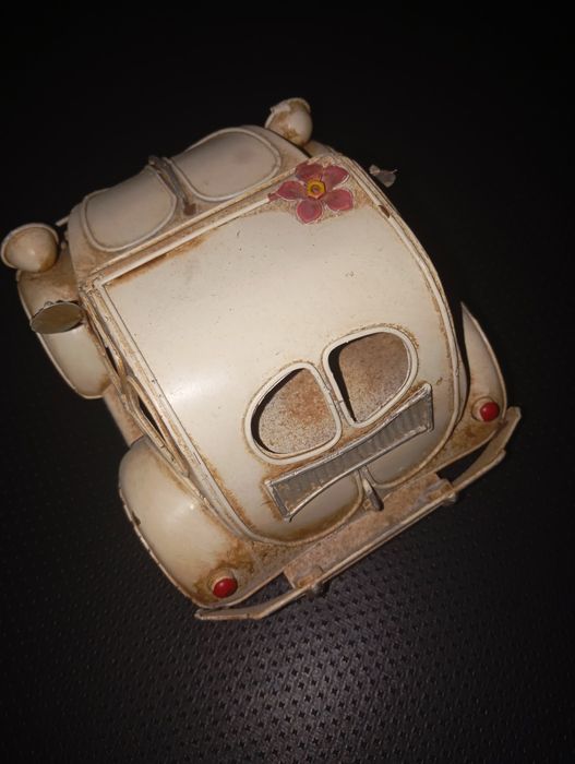 Carro em lata decorativo