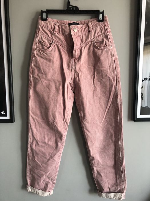 Różowe jeansy mom fit