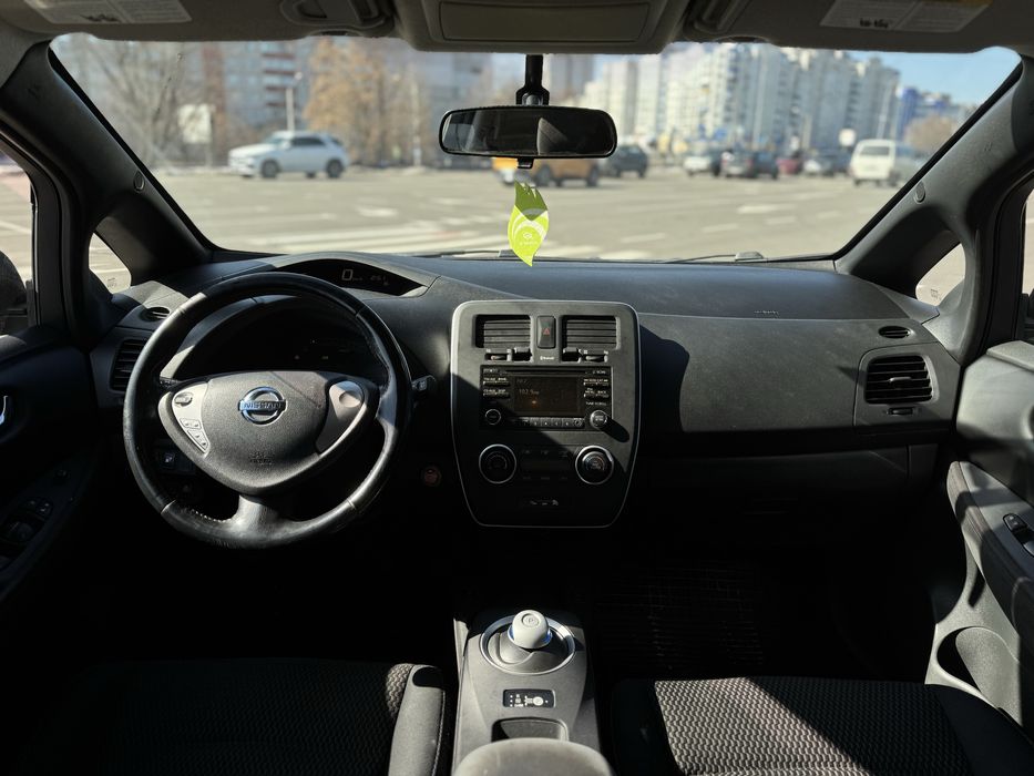 Аренда / прокат / оренда Nissan Leaf