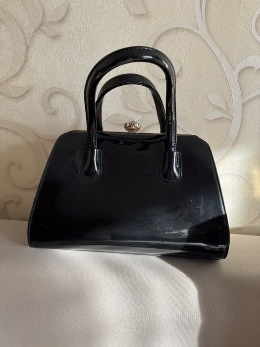 Продам лаковану сумочку