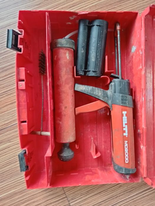 Dozownik kleju Hilti hit MD 2000.